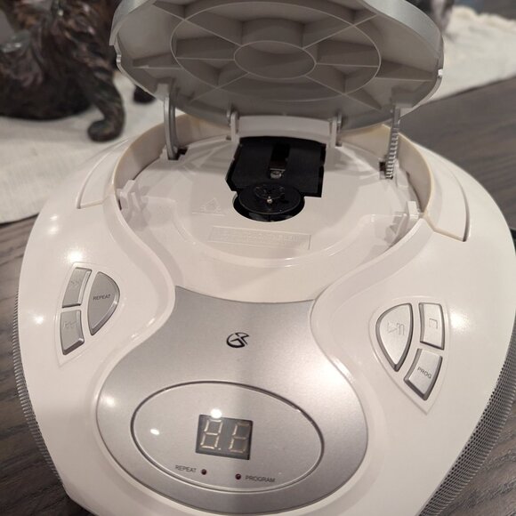 GPX BC111W Boombox CD Player AM/FM Radio AC/DC Dual Power Audio In Mp3 iPhones - Picture 7 of 9